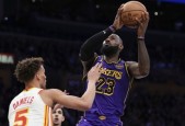 NBA常规赛 詹姆斯里程碑之夜狂秀中投30分8助 浓眉18+19 湖人轻取老鹰！