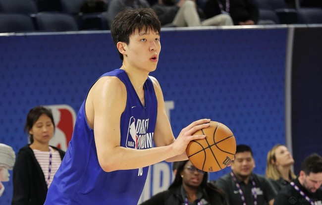 杨瀚森联合试训球衣被拍卖